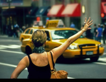 Девушка ловит такси