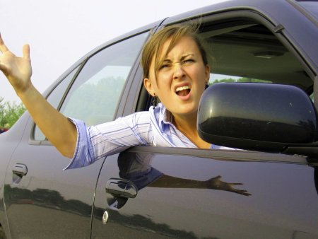 Девушка водит машину