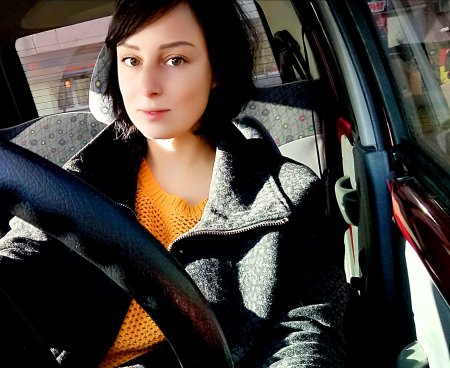 Девушка водитель такси