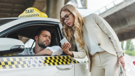 Красивая девушка таксист