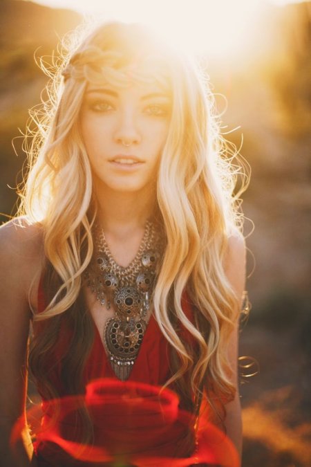 Блондинка в стиле бохо
