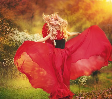 Блондинка в платье