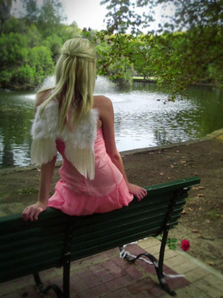 Блондинка на скамейке
