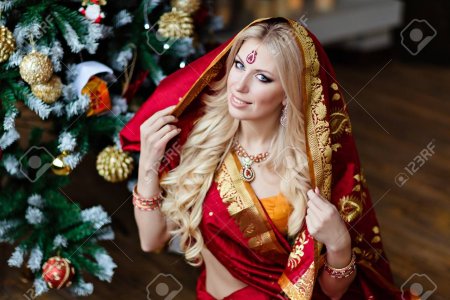 Блондинка в Сари