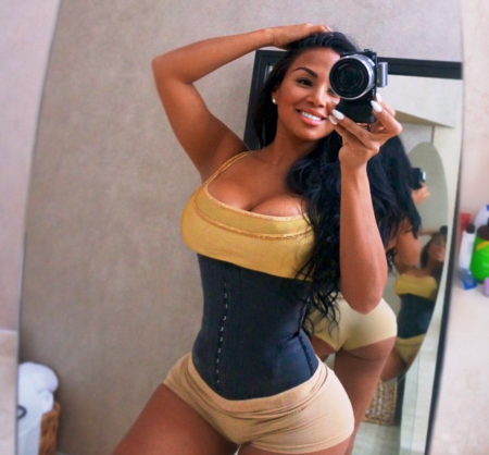 Долли Кастро селфи