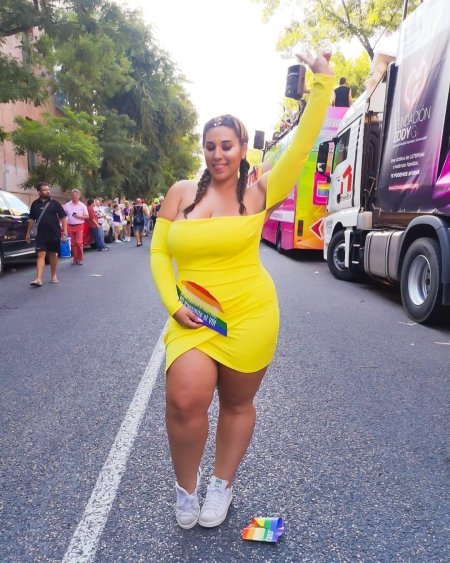 Толстушки в обтягивающих платьях