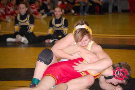 Женская борьба в платьях