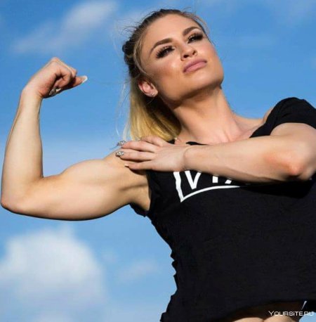 Звезды девушки с бицепсом