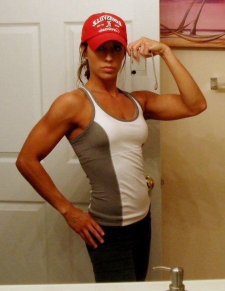 Бицепс у девушки