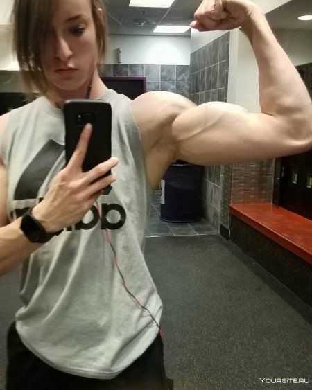Девочка с бицепсами