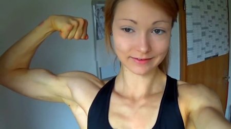 Бицепс у девушки