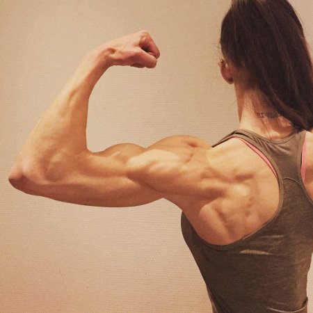 Бицепс у девушки