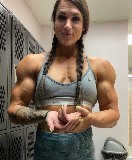 Анна Луиза бицепс