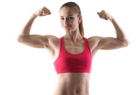 Женщина показывает мускулы