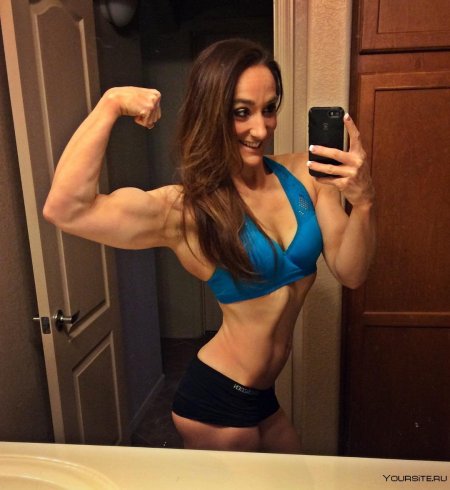 Бицепс у девушки