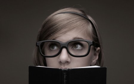 Умная девочка в очках