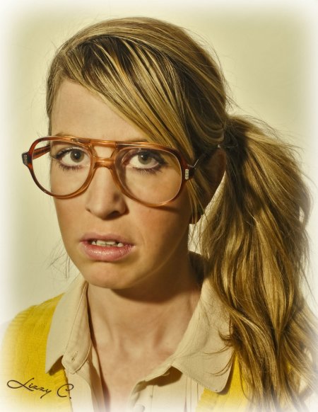 Девушка в очках ботан