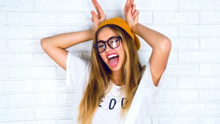 Веселая девушка