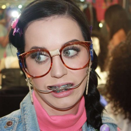 Девушка с брекетами и в очках