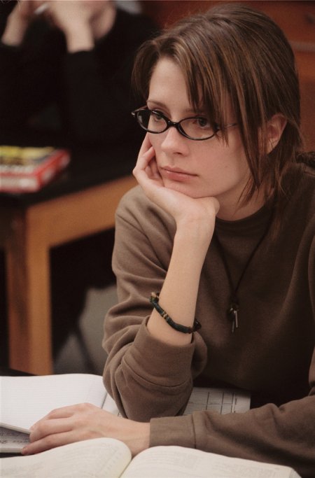 Умная девушка в очках