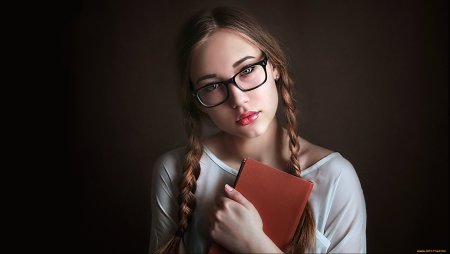 Девушка в очках