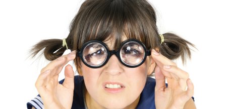 Смешная женщина в очках