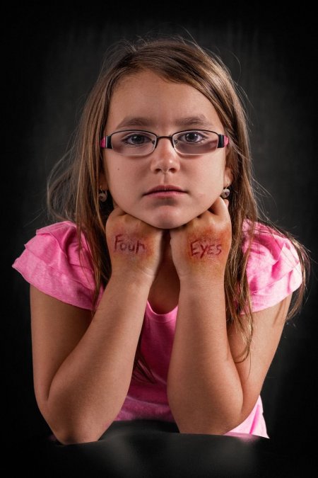 Очкастая девочка