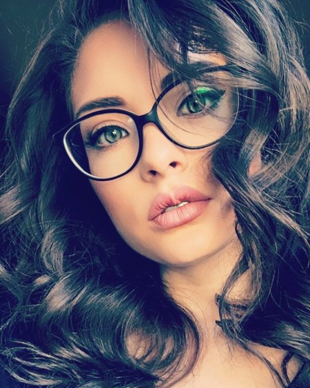 Девушка в очках