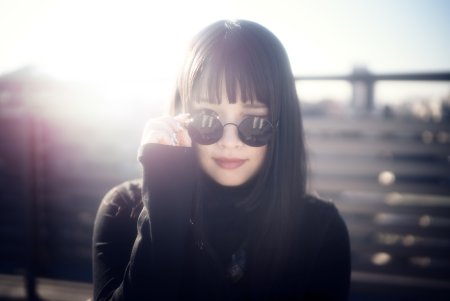 Брюнетка с челкой в очках