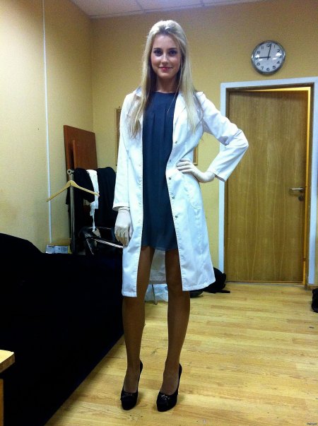 Девушка врач