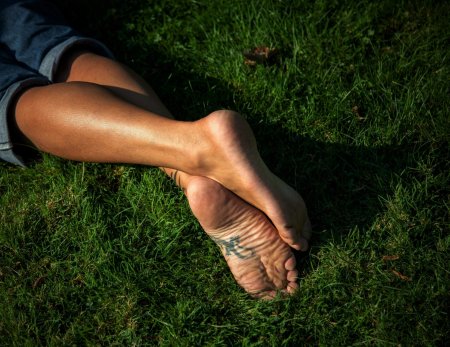 Босые ступни