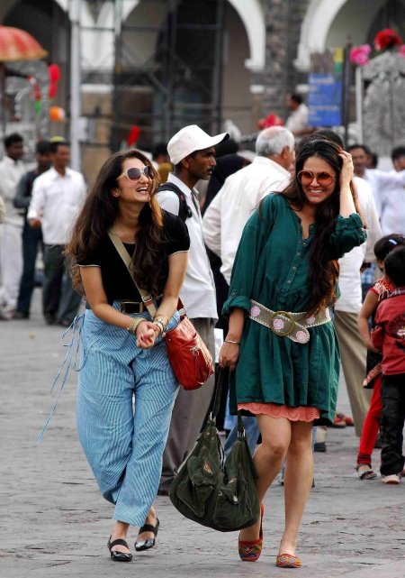 Современные индианки на улице