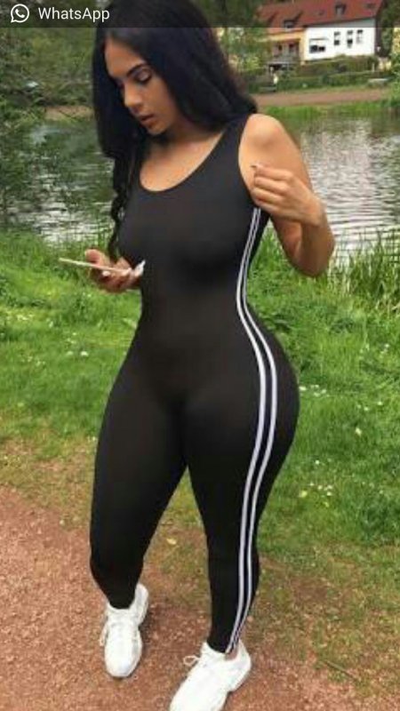 Спортивная девушка в леггинсах