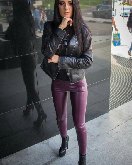 Девушки в кожаных лосинах