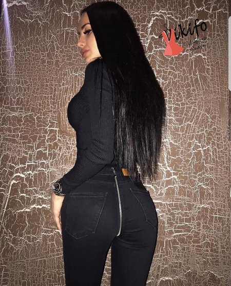 Попки в черных джинсах