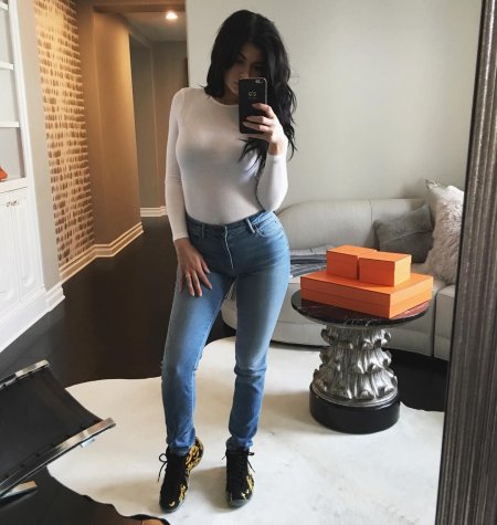 Kylie Jenner в джинсах