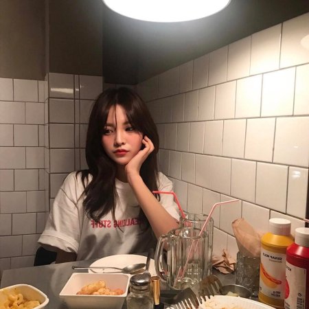 Кореянка с едой