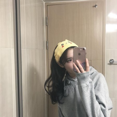 Кореянки в зеркале без лица