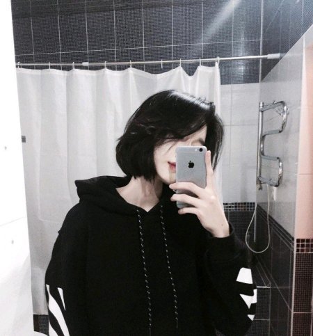 Девушка с короткими черными волосами