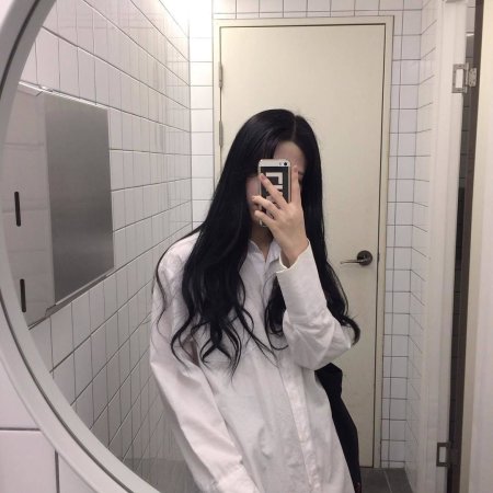 Девушка с черными волосами в зеркале