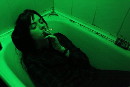 Девушка курит в ванной