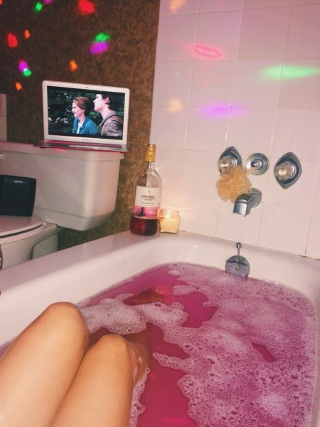 Ножки девушки в ванной