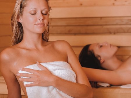 Красивые девушки в сауне