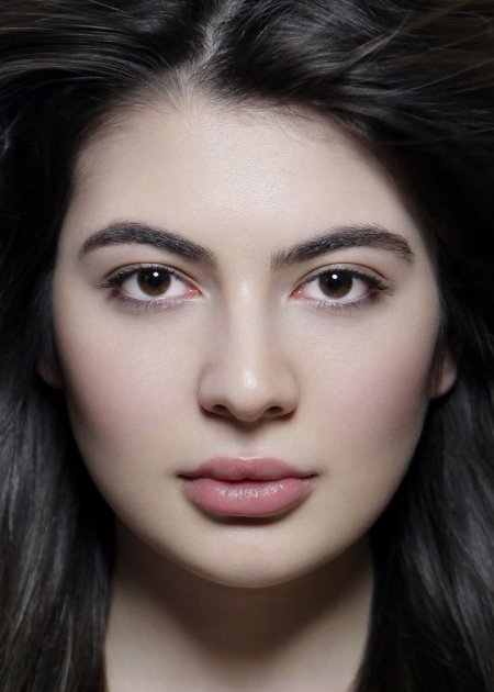 Типично-армянской внешности.