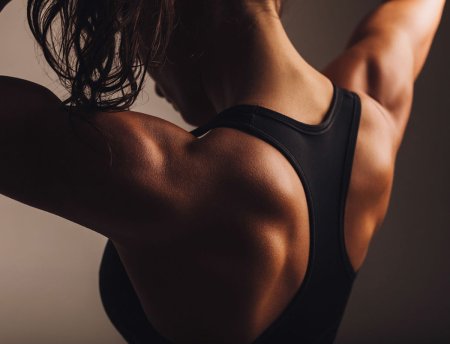 Спортивная девушка со спины