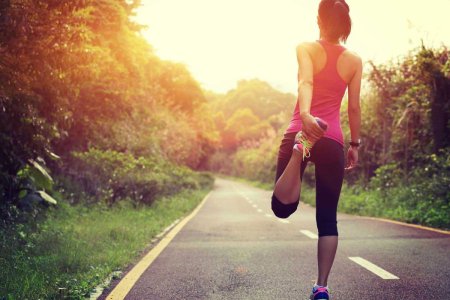 Девушка на пробежке со спины