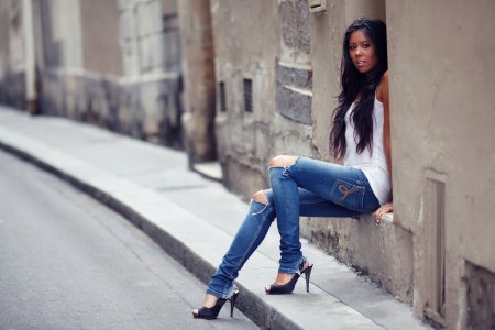 Девушка в джинсах