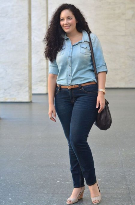 Женщина в джинсах