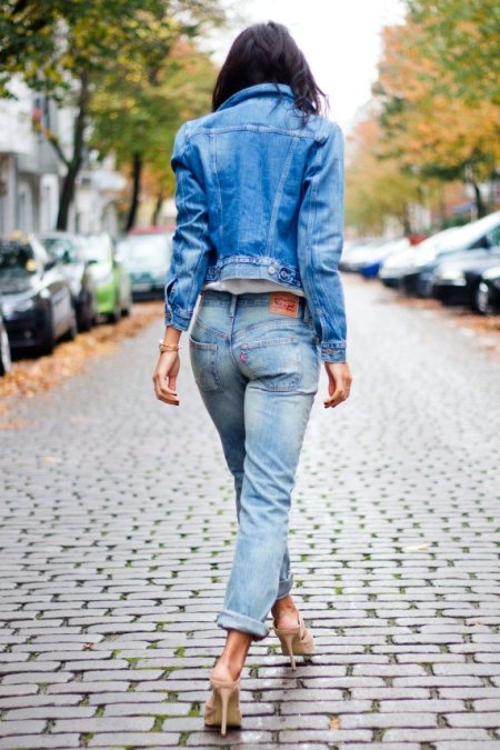 Девушка в джинсах