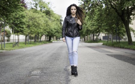 Девушка в джинсах и куртке